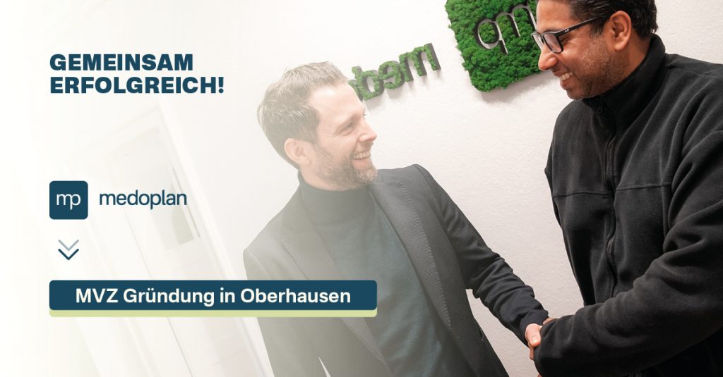 Zwei Männer schütteln sich die Hand bei der MVZ-Gründung in Oberhausen, begleitet von der Aufschrift „Gemeinsam erfolgreich!“