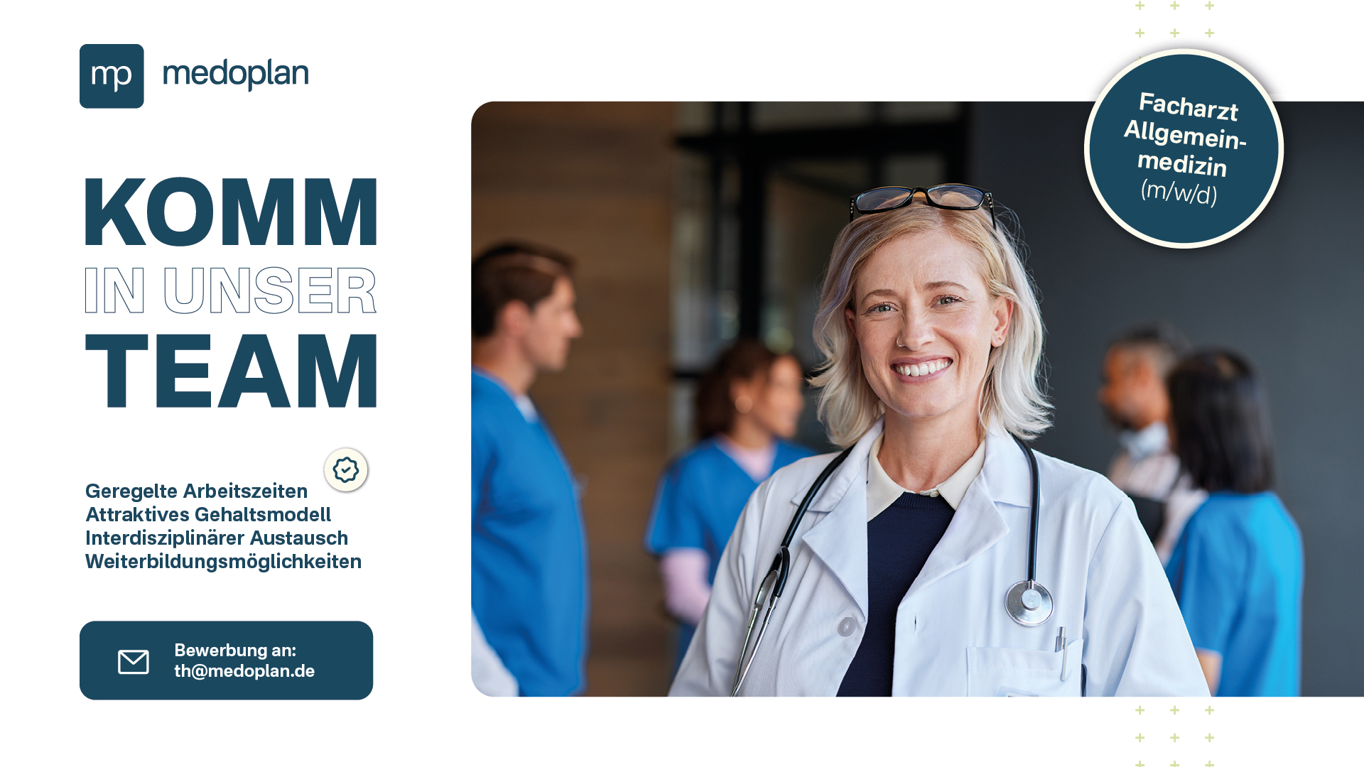 Freundliche Ärztin im weißen Kittel mit Stethoskop, wirbt für eine Stelle als Facharzt für Allgemeinmedizin (m/w/d) bei Medoplan. Im Hintergrund medizinisches Team.