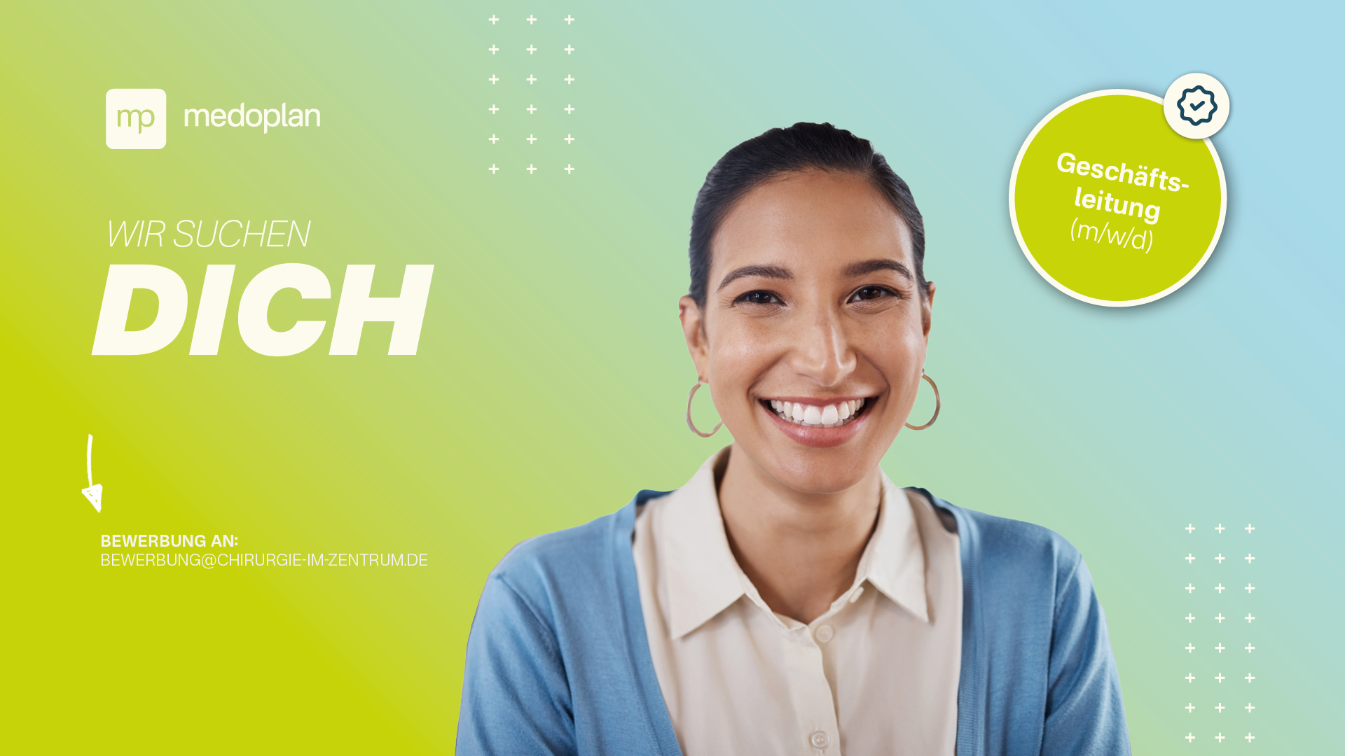 Freundliche Frau mit dunklen Haaren vor grün-blauem Hintergrund mit Schriftzug “Wir suchen Dich” – Stellenausschreibung Geschäftsleitung (m/w/d) bei Chirurgie im Zentrum Hameln.