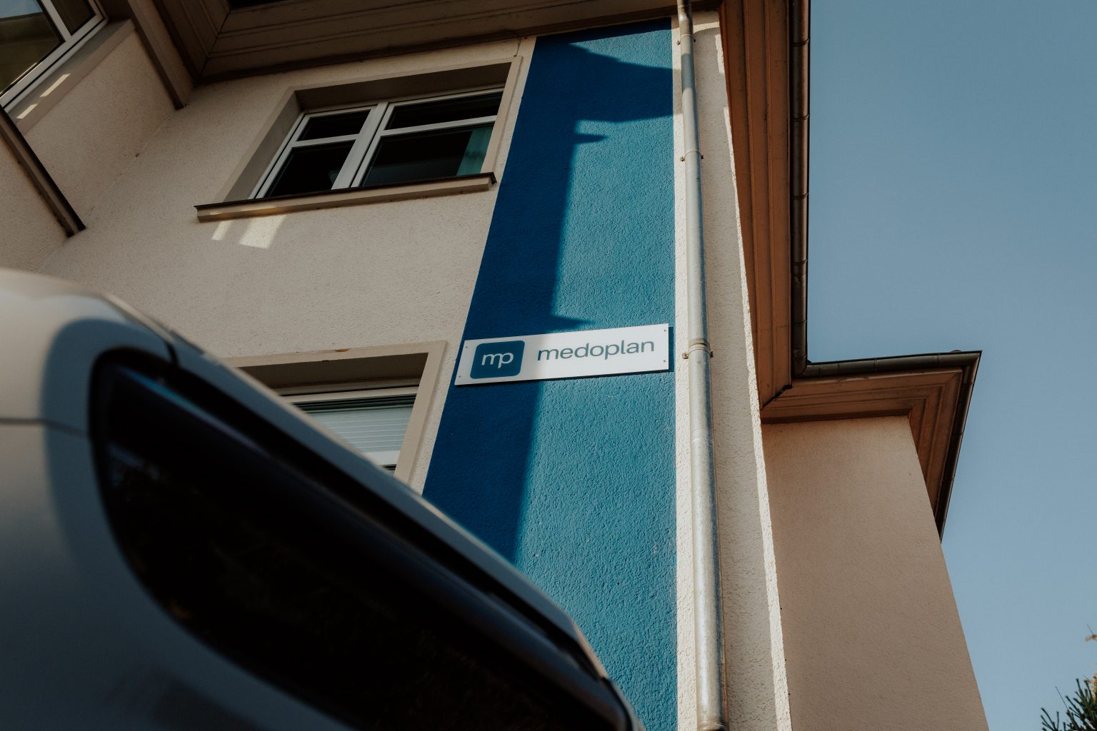 Fassade eines medoplan-Standorts mit Firmenschild