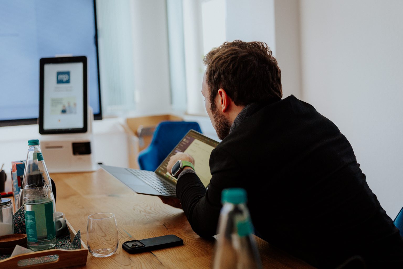Mitarbeiter von medoplan am Laptop